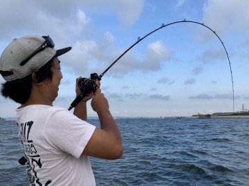 高木さんの竿がしなる・・・糸も60m出る・・・青物か！？