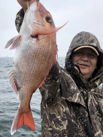 1.43kg・・・綺麗なマダイを・・・山口さん・・・ヤッタネ！