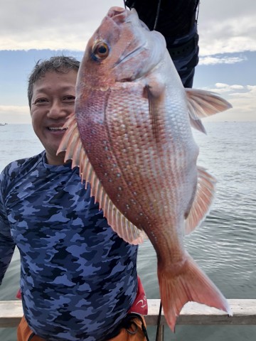 須田さん・・・730gのキレイなマダイ・・・！