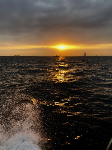 海は凪・・日の出とともに南下・・・！