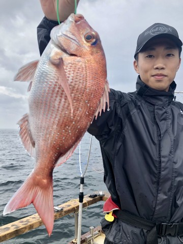 直人くん・・・釣り始めてのヒットはマダイの510g・・・ヤッタネ！