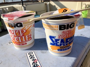 海も凪・・・お湯持参でカップラーメン・・・温まる・・・！