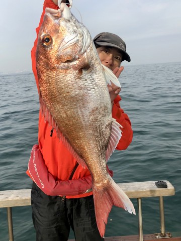 3.73kg・・・立派なマダイが・・・！