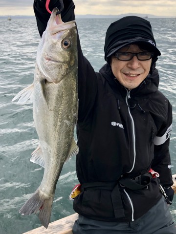 銀色に輝く綺麗なスズキが・・・浅野さんに・・・！