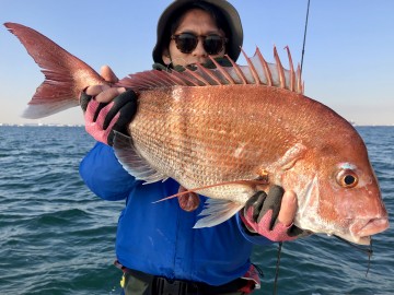 三崎さん・・人生初のマダイ・・・2.70kgは立派・・・おめでとう！！！