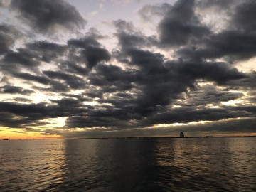 日の出を見ながら多摩川河口を進むが行く手に雲が・・・！