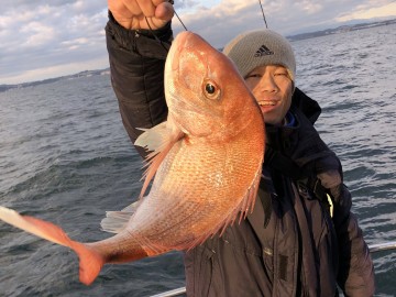 3度目の正直・・・元気なマダイが太陽に映える・・・！