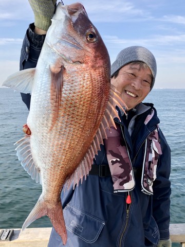 やったよ・・・初釣りは4.05kgのマダイ・・・！