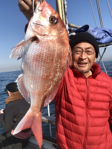 釣り座を離れたスキに・・・竿を拝借・・船長にも釣きた・・・760g・・