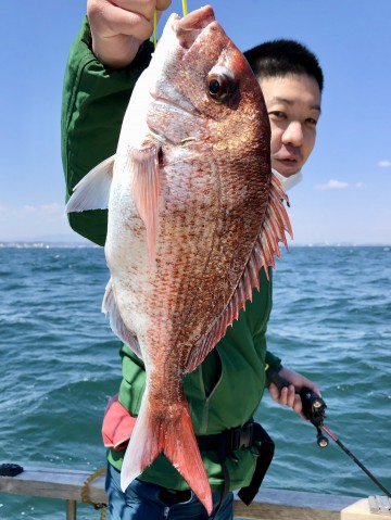 高山さん・・・1.3kg・・・初マダイ・・おめでとう・・・！