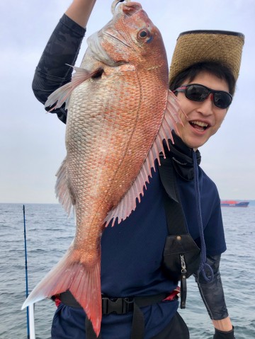 やったね！幸介さん・・初マダイは2.07kg・・・おめでとう・・・！