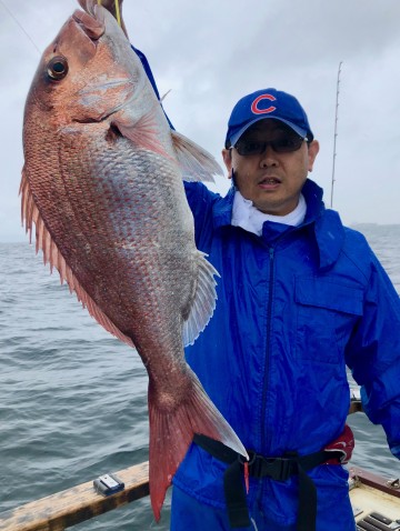 高橋さん・・・ヤッタァ〜〜〜〜初マダイは2.65kg・・・おめでとう