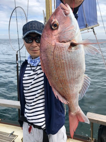 浅野さん・・・1.96kg・・・綺麗なマダイです・・・！