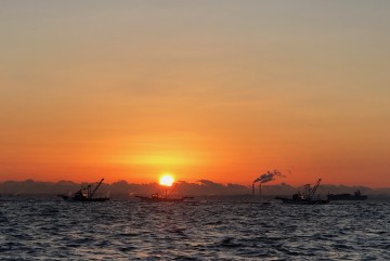 昨日の天気が嘘のように晴れ上がり日の出が眩しい・・・！