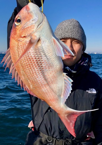 宍戸さん・・・初めての真鯛は丁度1kg・・・おめでとう・・・！