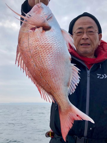 1.08kg・・・釣っちゃいました・・・今年初マダイです・・・！