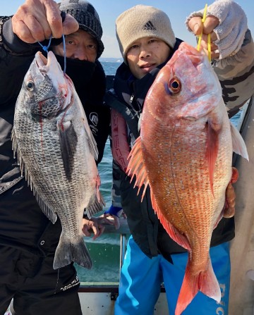 仲良くまたダブル・・・2.05kgとクロダイの1.34kg・・・！