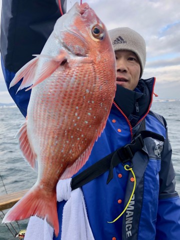 ピンクの綺麗なマダイがヒット・・・！