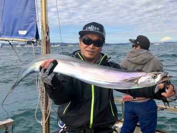 杉本さん・・・いいサイズのタチウオをゲット・・・！