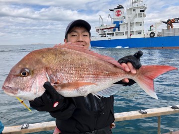 きたよ・・・2.45kg・・・初タイラバ釣行で・・・グッド・・・！